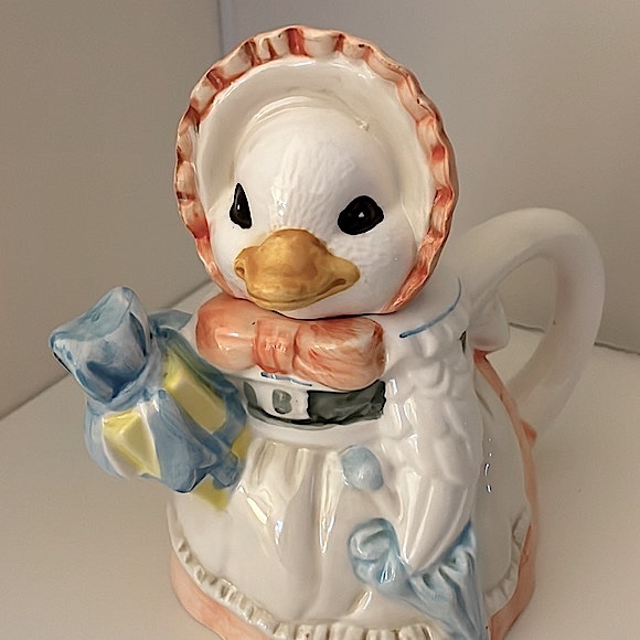Adorable 2 piece ceramic teapot of a duck holding a present! Perfect for Easter! - Picture 5 of 13